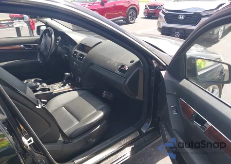 2011 Mercedes-Benz C 300 Luxury/Sport z USA, uszkodzony, nr VIN WDDGF5EB1BR147209